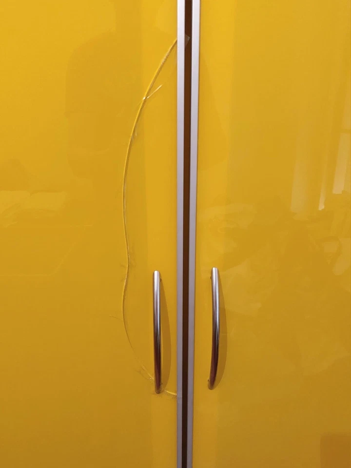 Moderner Kleiderschrank,  gelbe Glastüren, Metall/hellgraufarbiger Korpus - Bild 3 von 3