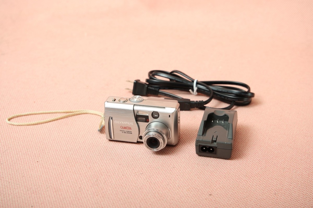 Olympus Camedia C-60 Zoom 6.1MP Digital Camera CCD Point and Shoot
