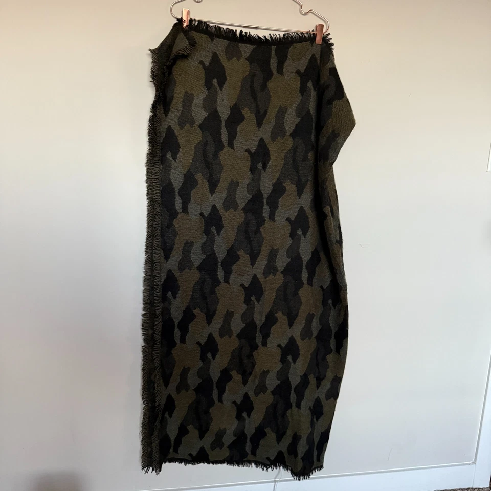 Anthropologie Mujer Bufanda Camuflaje Patrón Verde Oliva Negro Flecos Otoño Cabincore Foto 2 de 4