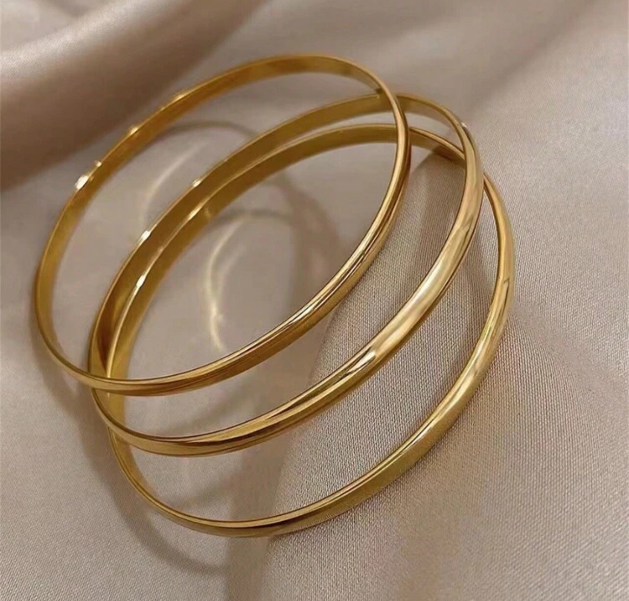 Bracelet jonc doré femme en acier inoxydable pour vos looks d'été