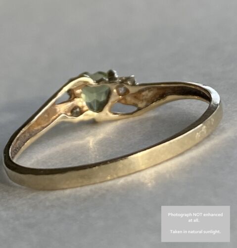 Size 7 Estate Ring 10k Solid Gold 💚 HEART SHAPE PERIDOT & 2 NATURAL DIAMONDS - Picture 7 of 18