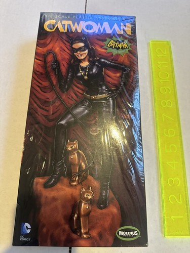 1:8 Moebius Models #952 - 1966 Catwoman - Julie Newmar Figure model kit - Picture 2 of 11