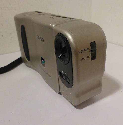 VINTAGE 1990s CASIO QV-10A DIGITAL STILL CAMERA , NO SIGN OF LIFE BUT CLEAN . - Picture 3 of 9