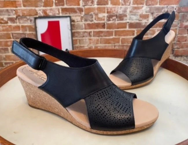 Sandalo Clarks nero in pelle Lafley Joy con zeppa in sughero 9W OFFERTA