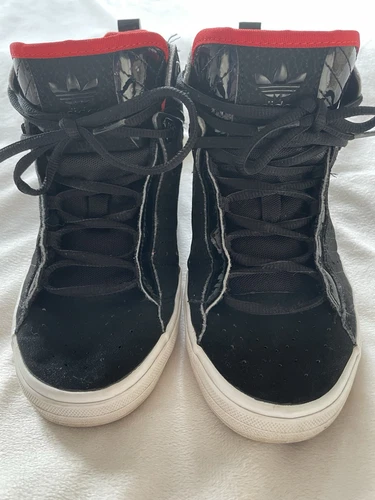 Scarpe da ginnastica Adidas unisex taglia UK 5 bambini adulti nere con solette rosse