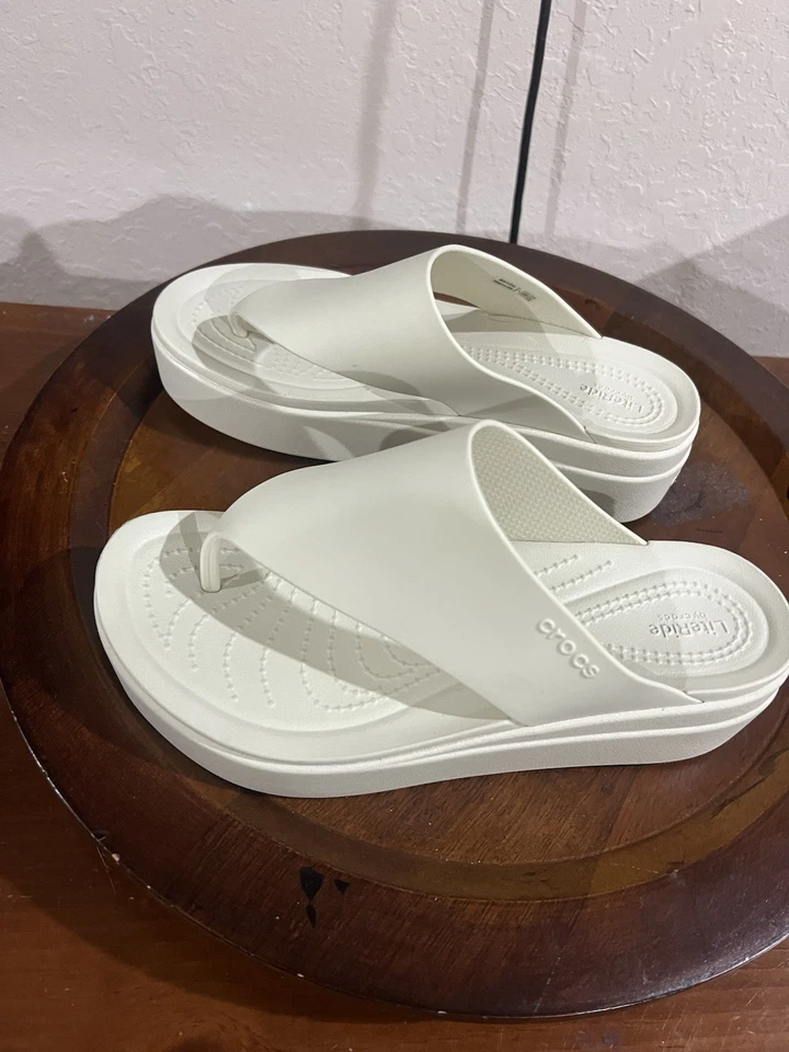 Sandalia boho Crocs para mujer Brooklyn marfil cuña baja plataforma talla 7 EE. UU. Chanclas Foto 2 de 4