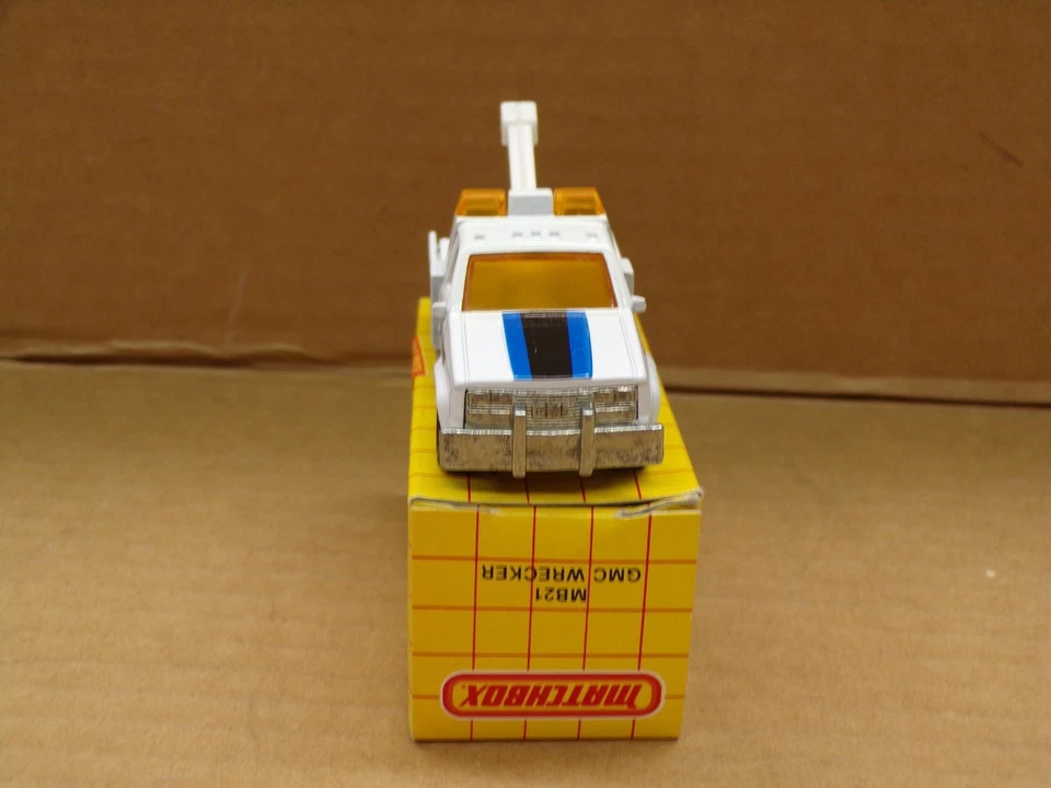 VINTAGE MATCHBOX MB21 GMC WRECKER - ACCESSORY WHOLESALERS INC ~ DATED 1987 ~ NOS - Image 2 of 4