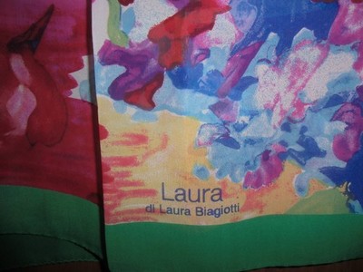 ''Laura Biagiotti ''Wunderschöner handrollierter Seidenschal neu!! 150 cm x 40 cm
