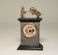 uraltes Penny Toy mechanische Uhr "Clown mit Elefant" * um 1900