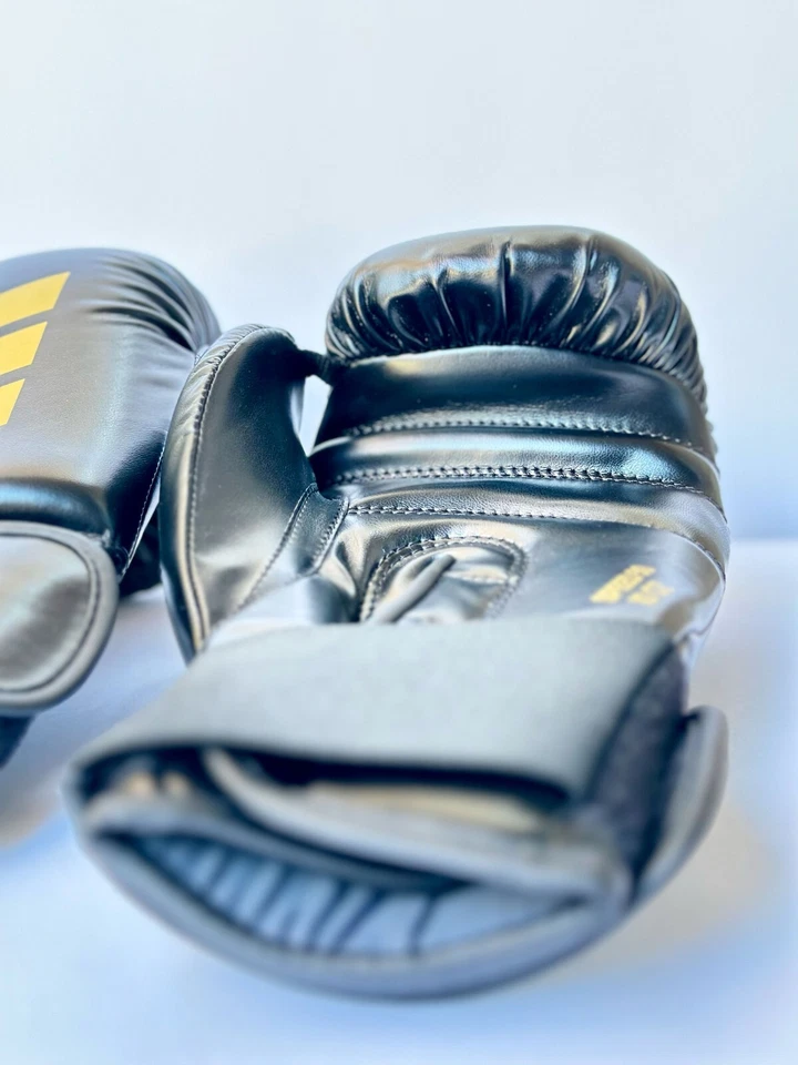 Guantes de Kickboxing de Adidas, Speed 50 Entrenamiento Boxeo, Negro/Dorado 10 OZ Foto 2 de 4