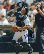 NICK HUNDLEY    SAN DIEGO PADRES  SIGNED 8X10 PHOTO