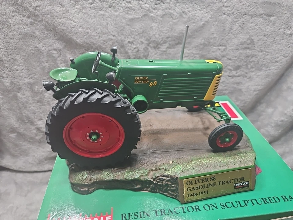 Tractor de gasolina Oliver Row Crop 88 de resina de SpecCast 1948-1954 Foto 2 de 4