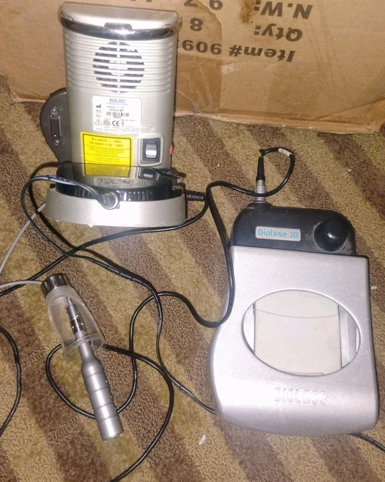 Láser dental Biolase Diolase10 con pedal interruptor de pie probado para encender como está  Foto 2 de 4