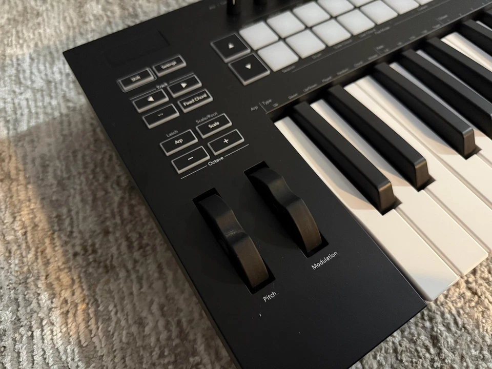 Novation Launchkey 61 MK3 Midi Keyboard Black - Image 4 of 4