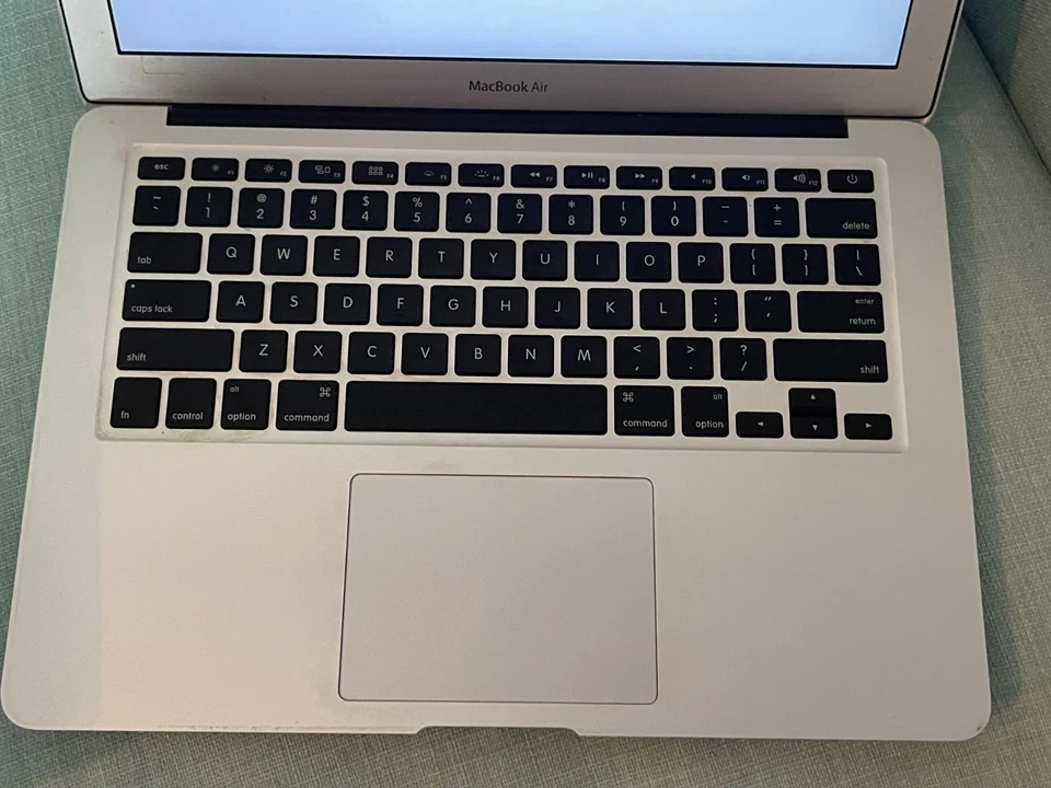 Apple MacBook Air 13 Zoll/33cm, Intel Core i5 2. Gen., 1,70GHz, 4GB RAM - Bild 2 von 4