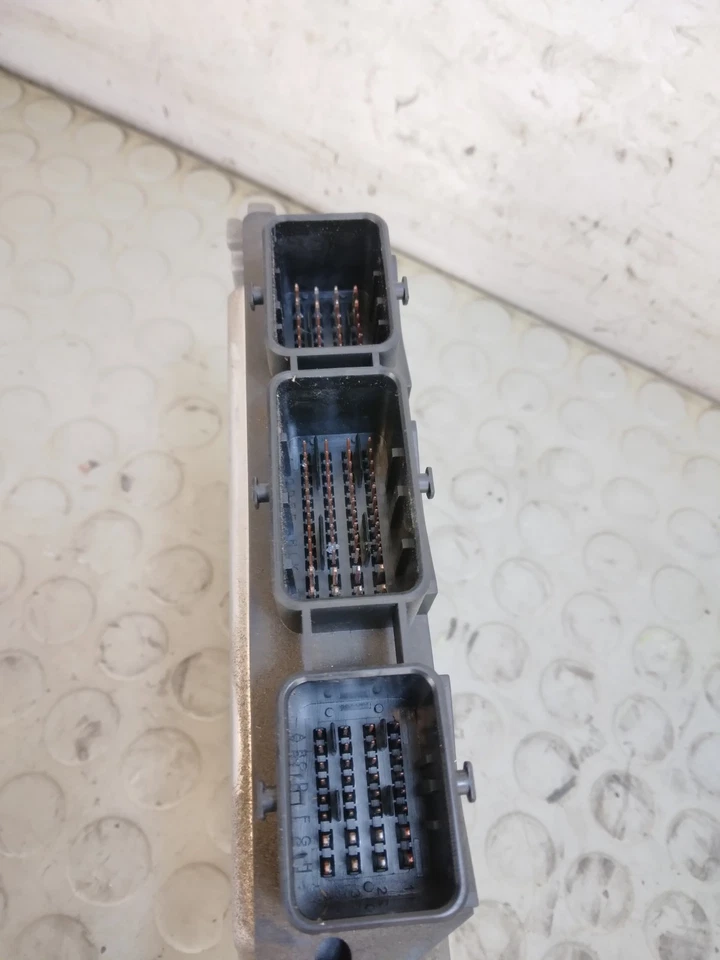 21123 Centralina motore Peugeot 307 SW 1.6 Hdi dal 2001 al 2009 cod 9661879880 - Immagine 3 di 4