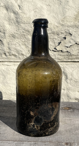 Antica bottiglia di whisky in vetro nero squat utilità scavata grezza 1750-1820 - Foto 4 di 14