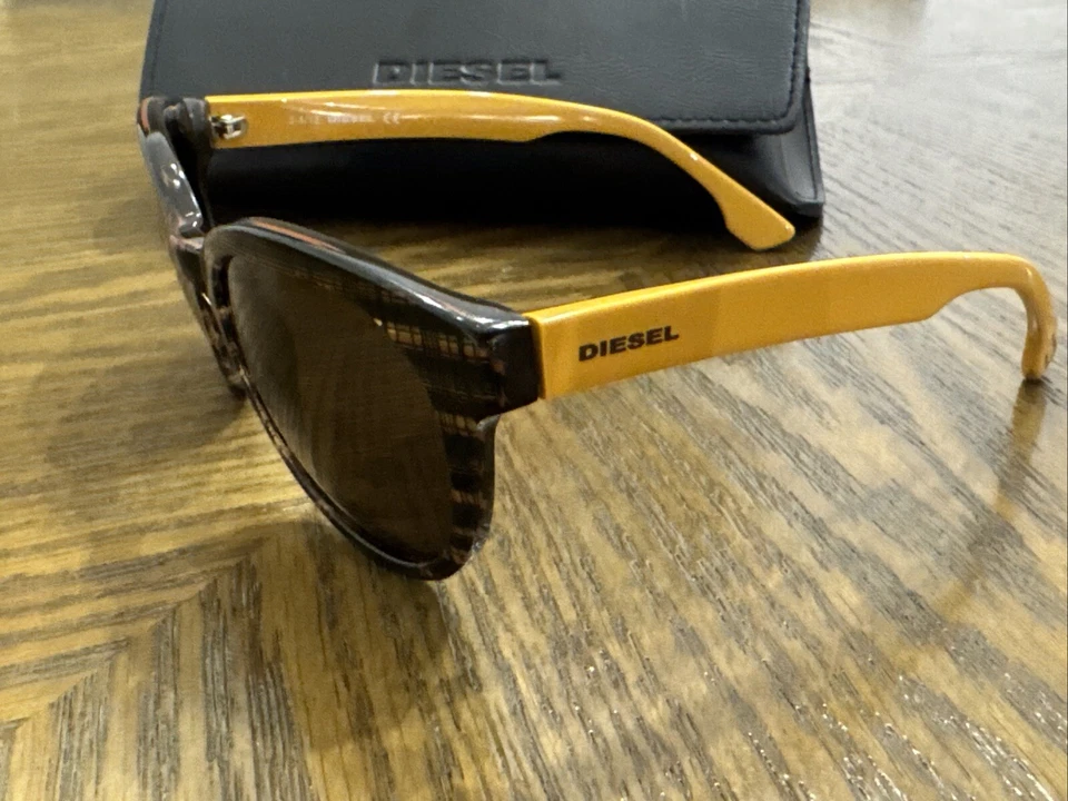 Gafas de sol Diesel negras marrones doradas a cuadros brazos amarillos unisex Foto 3 de 4