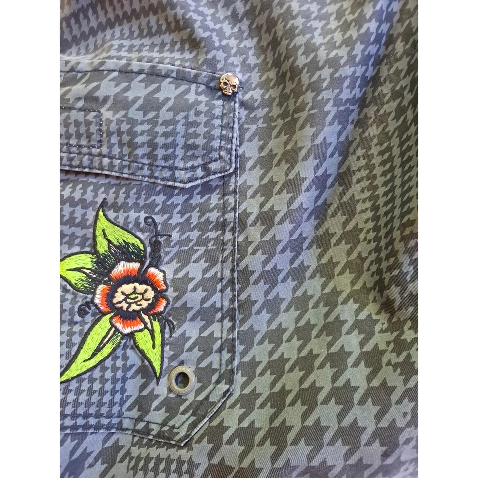 Pantalones Cortos Marc Ecko Blanco y Negro con Flores Calavera Foto 2 de 4