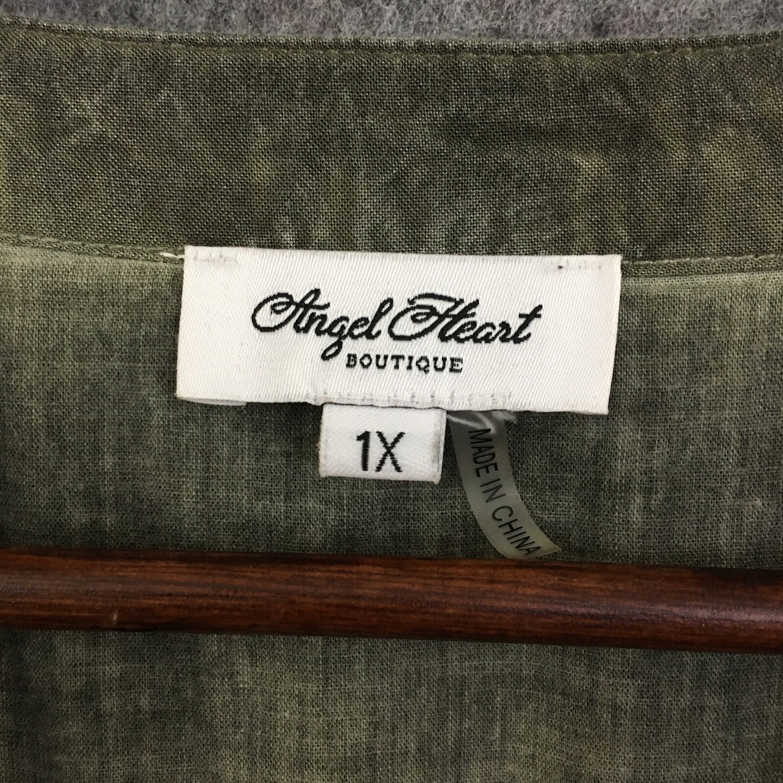 Angel Heart Boutique Top 1X Tunic Floral Embroidered Split Neck Lined Roll Tab