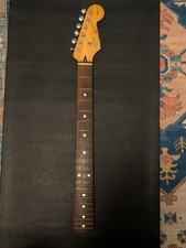 Col Stratocaster SQUIER Silver Series fabriqué au Japon en palissandre