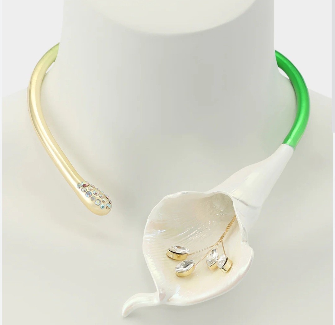 Betsey Johnson Lily White Green Floral Necklace