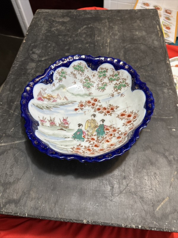 Japanese Fine Porcelain Hand Painted Enamel Bowl Scalloped Edge