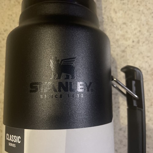 Stanley The Legendary Vacuum Insulated Classic Bottle 1,5 qt / 1,4L - Bild 18 von 22