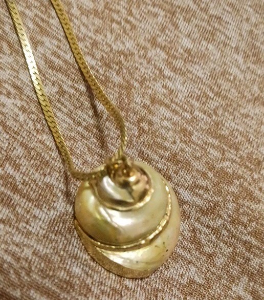 Vintage Trifari Gold.yellow Seashell Pendant Necklace