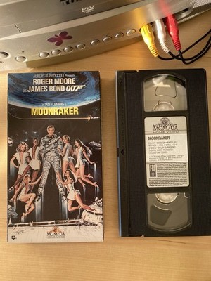 Moonraker 007 James Bond Fleming 1979 Moore Chiles (VHS 1994) MGM/UA Women Cover