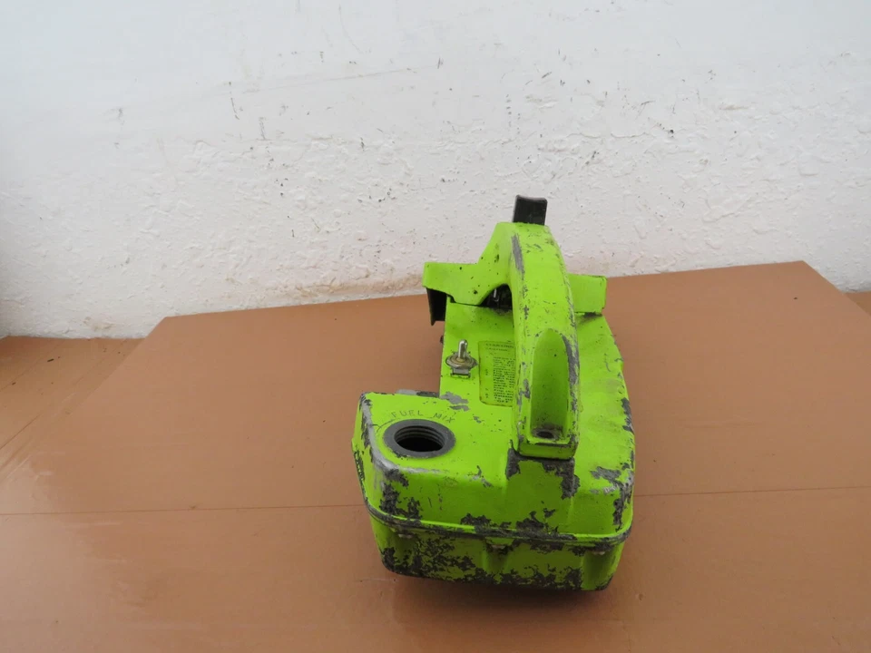 Motosierra Poulan S25DA, Super 25DA, XXV mango de gatillo / tanque de combustible OEM Foto 2 de 4