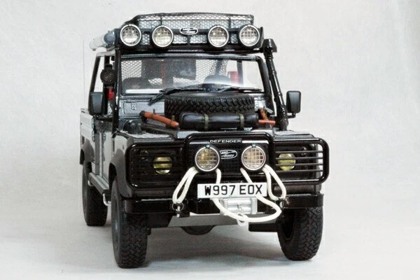 Modellino auto Kyosho 1/18 Land Rover Defender Tomb Raider Movie Edition: JPN - Immagine 2 di 4