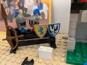 LEGO 6041 - Castle: Lion Knights: Armor Shop - 100% complete w/ instructions
