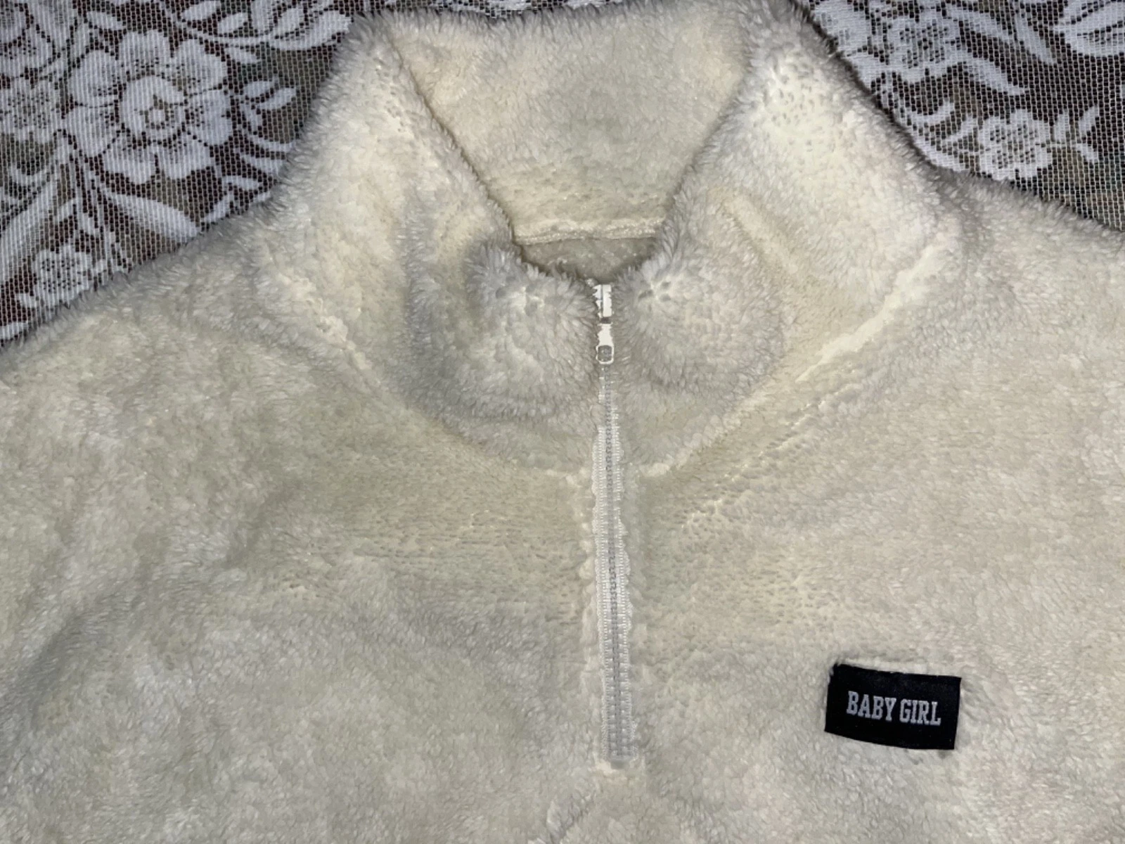 OFF WHITE Felpa maglione nuovo senza etichette senza marchio Fuzzy morbida cropped dice 'Baby Girl' mezza zip L