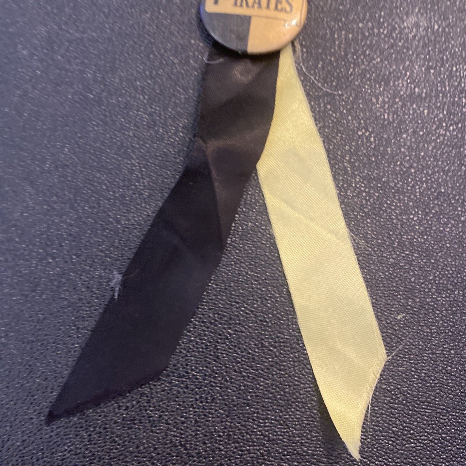 VINTAGE BASEBALLPITTSBURGH PIRATES 1 1/2” TEAM PIN & YELLOW/BLACK