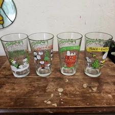 Set Of 4 PEANUTS Pint Glasses 16oz Snoopy Charlie Brown Holiday Christmas 2011