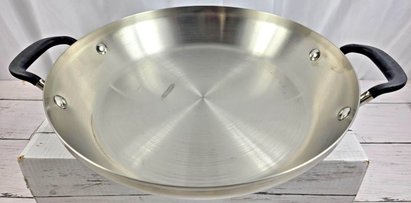 KitchenAid Wok, 12 in., 3 Ply (?) Clad Stainless Steel, Coated Handles, DW Safe
Opens in a new windo