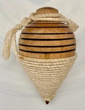 VTG WOODEN RINGED SPINNING TOP KIDS OLD CLASSIC TOY, COTTON ROPE, WORKS, c1960 g