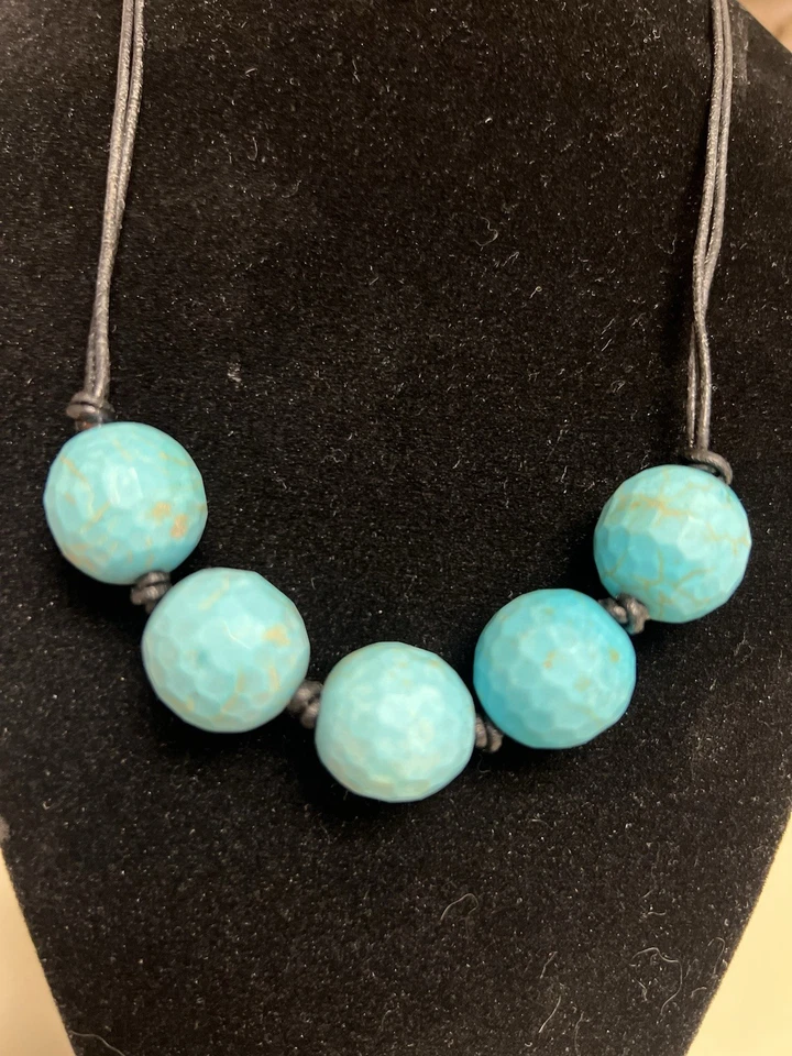 Grueso collar de bola turquesa con cordón de cuero negro y cierre de plata de ley Foto 2 de 4