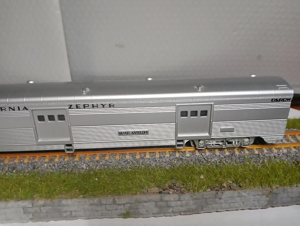 Broadway Limited (?) Zephyr Baggage Car "Silver Antelope" HO scale My Ref.(A83) - Image 3 of 4