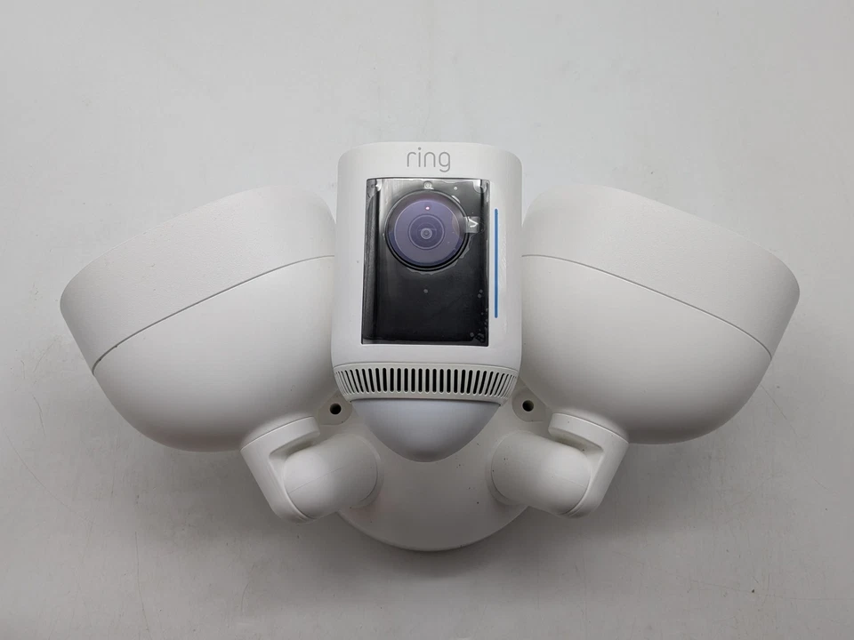 Ring Floodlight Cam Wired Pro con 1080p HD activado por movimiento blanco Foto 4 de 4