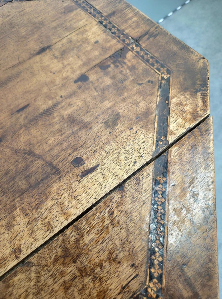 Par de mesas auxiliares octogonales antiguas - diseño inglés estilo jacobeo con incrustaciones Foto 4 de 4