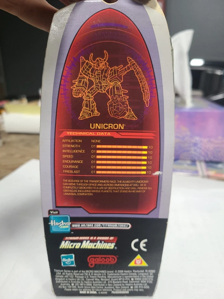 Titanium Series DieCast Hasbro Transformers Unicron con base de exhibición 2006 Foto 3 de 4