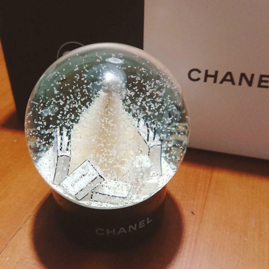 CHANEL Snow Globe Dome White Christmas Tree Novelty Benefit VIP Customer  Limited