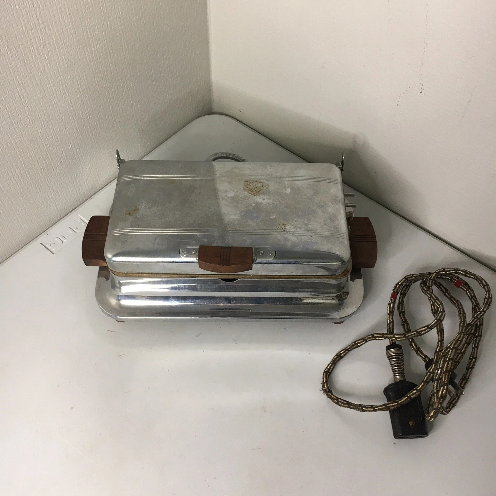 Universal Waffle Iron Model 8360C Vintage Chrome Wood Handle Rectangle 1950s?