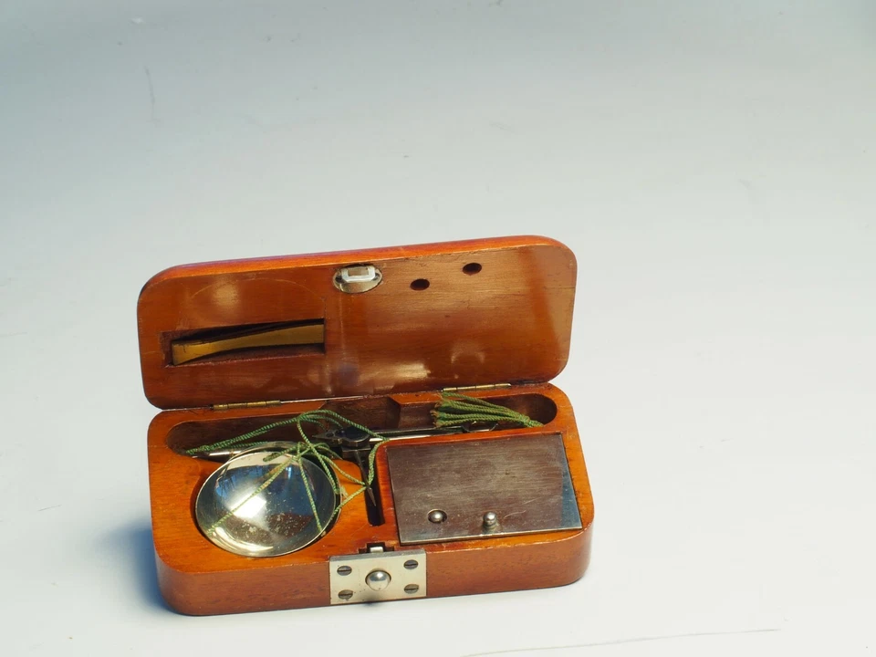 JOYERÍA DE VIAJE DE BOLSILLO VINTAGE ESCALA DE DOS PLACAS CON ACCESORIOS Y ESTUCHE DE MADERA Foto 4 de 4