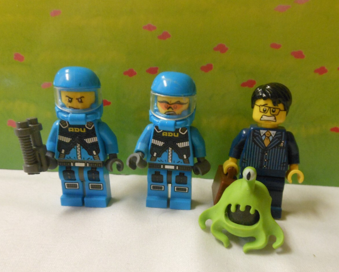 Lego 7066  Alien Conquest EARTH DEFENSE HQ Alien Clinger AND 3 MINI FIGURES 2011