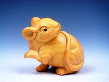 Japanese Boxwood Hand Carved Netsuke Sculpture Mouse Looking Back #03212601