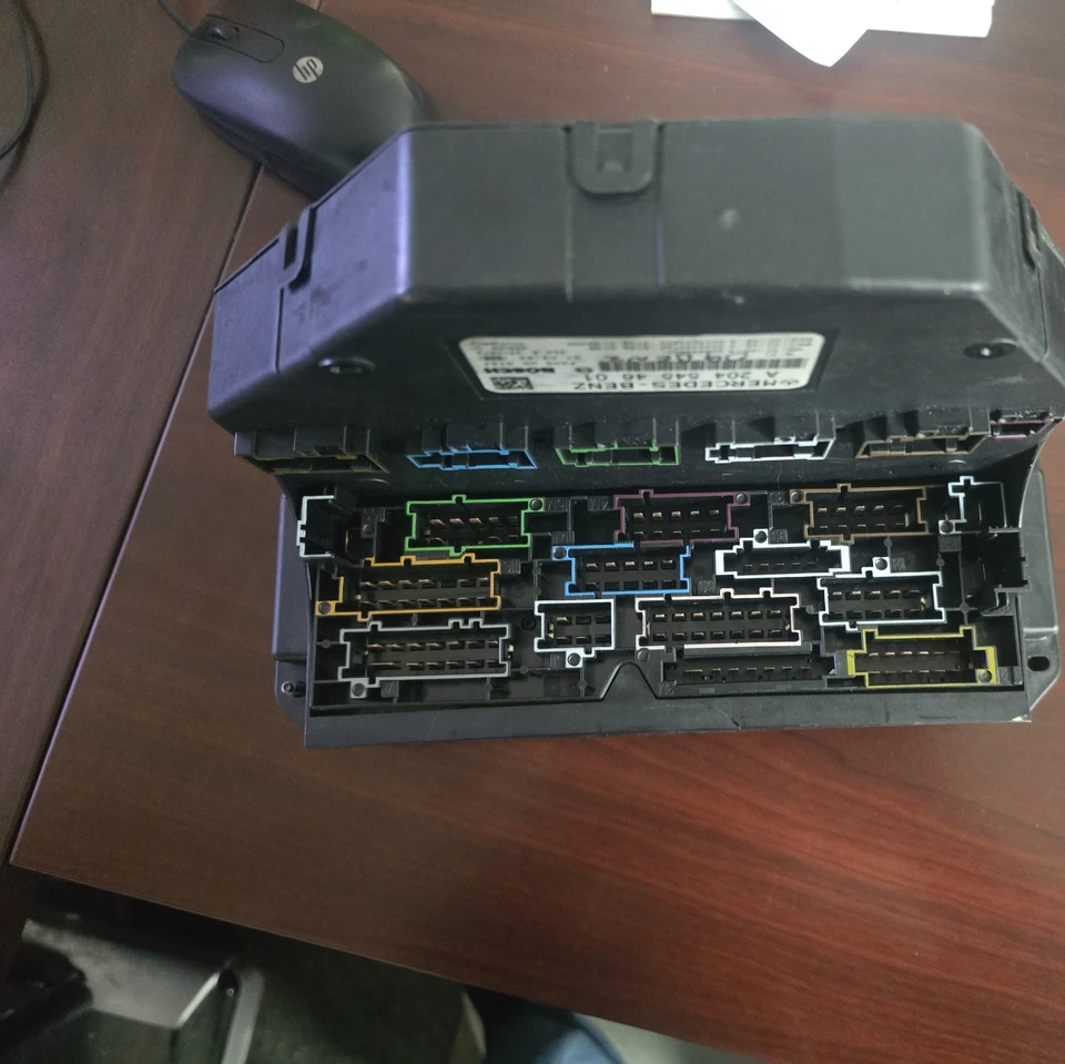 Mercedes Benz C63 AMG C350 C300 C250 2008-2010 módulo de caja de relé de fusibles delantero Sam Foto 4 de 4