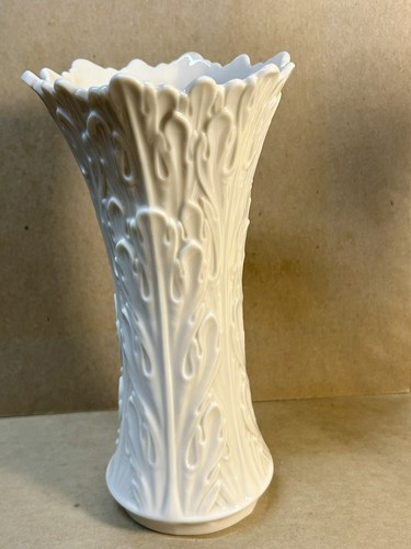 Vintage Lenox Vase The Woodland Collection Ivory Porcelain - Picture 7 of 7